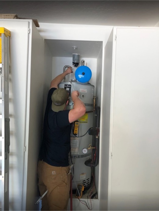 Plumber fixing emergency plumbing issue